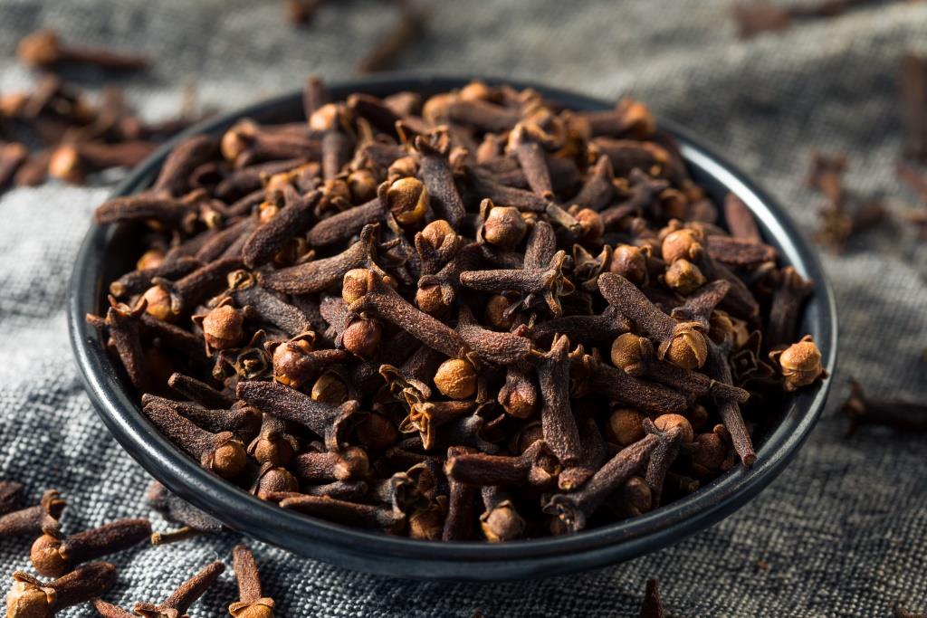 Clove Candle